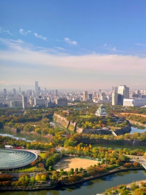 紅葉の大阪城公園　全景　天守閣　高層ビルから俯瞰