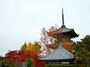 真如堂の五重塔の紅葉　京都