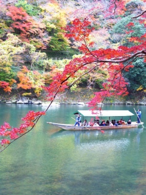 京都嵐山桂川の紅葉