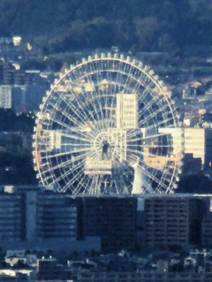大阪エキスポシティの観覧車と太陽の塔